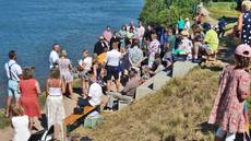 Tauffest am Badestrand in Brennet