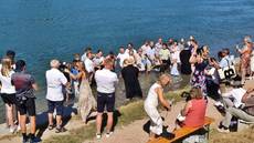 Tauffest am Badestrand in Brennet