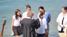Taufgottesdienst am Badestrand in Brennet (Wehr); Taufakt im Rhein; Prädikantin Eva Maria Frommeyer