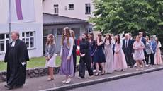 Auf dem Weg vom Gemeindezentrum zur Kirche